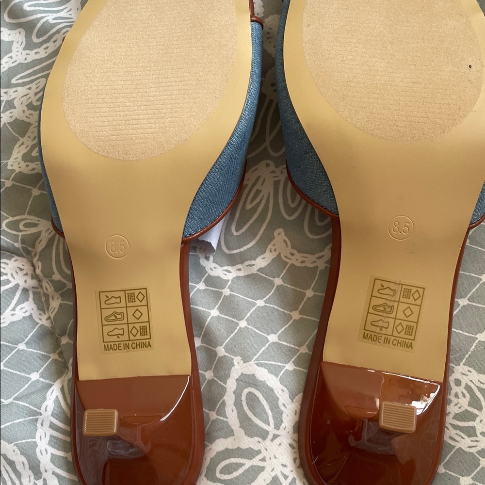 Fashion Nova Denim and Brown Floral Slides
New, in box 8 1/2 size….about 2’ - Picture 3 of 7
